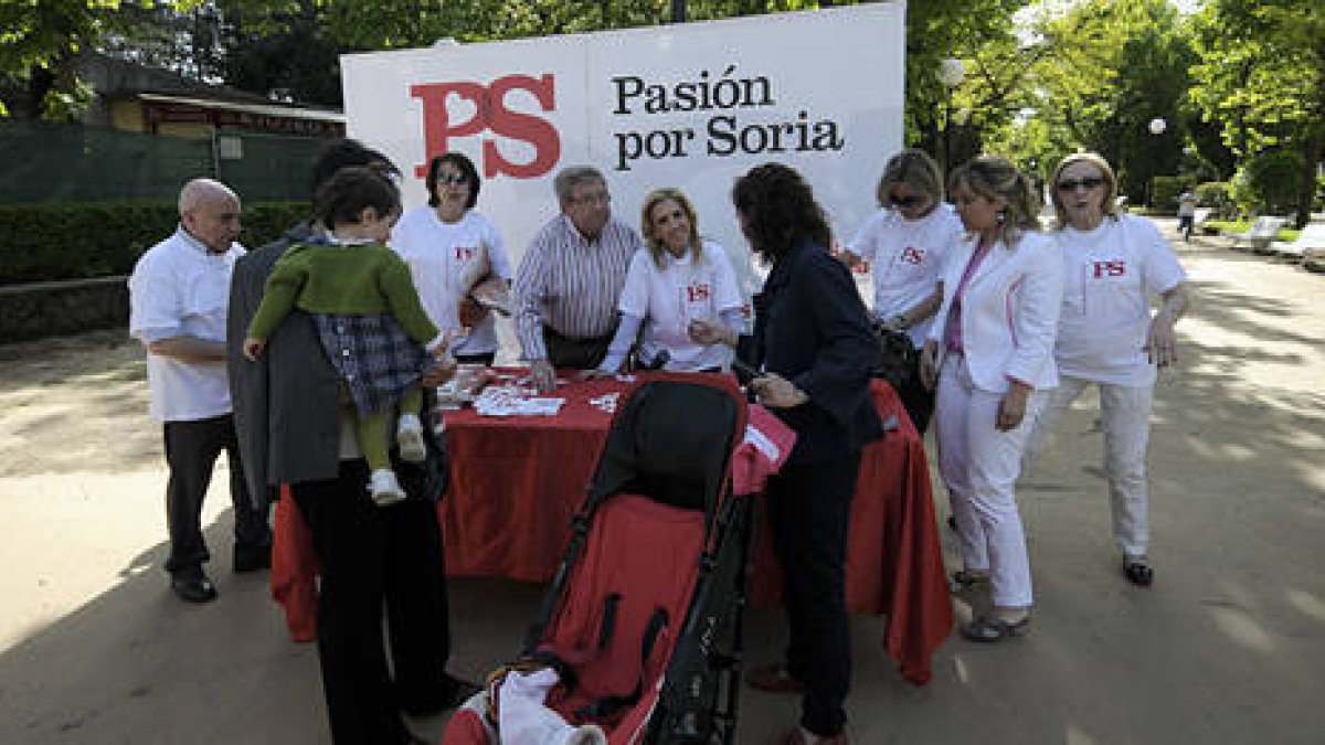 La Dehesa acoge al PSOE y su mesa informativa. / ÚRSULA SIERRA-