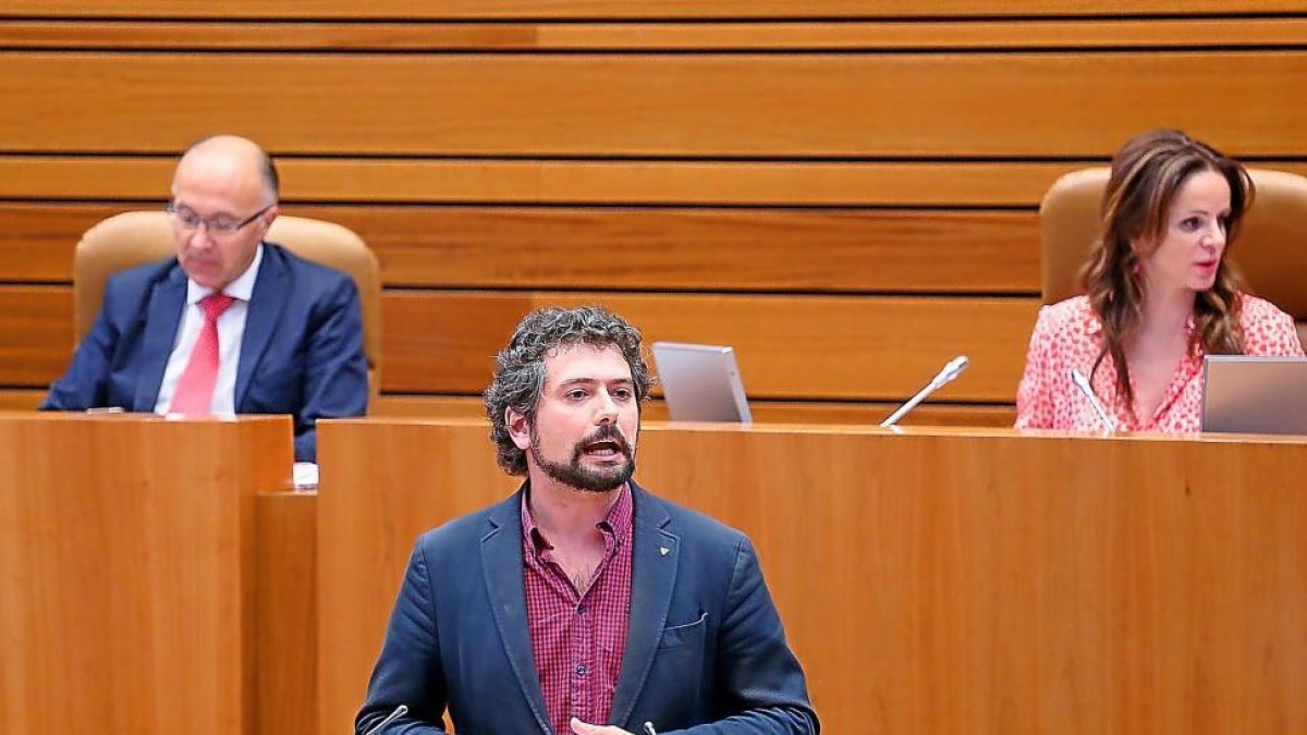 José Sarrión ayer durante su intervención en el debate.-ICAL