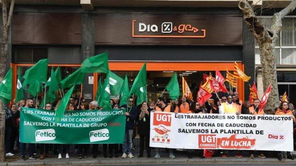 Protesta de trabajadres de la cadena de supermercados Dia.-JORDI COTRINA