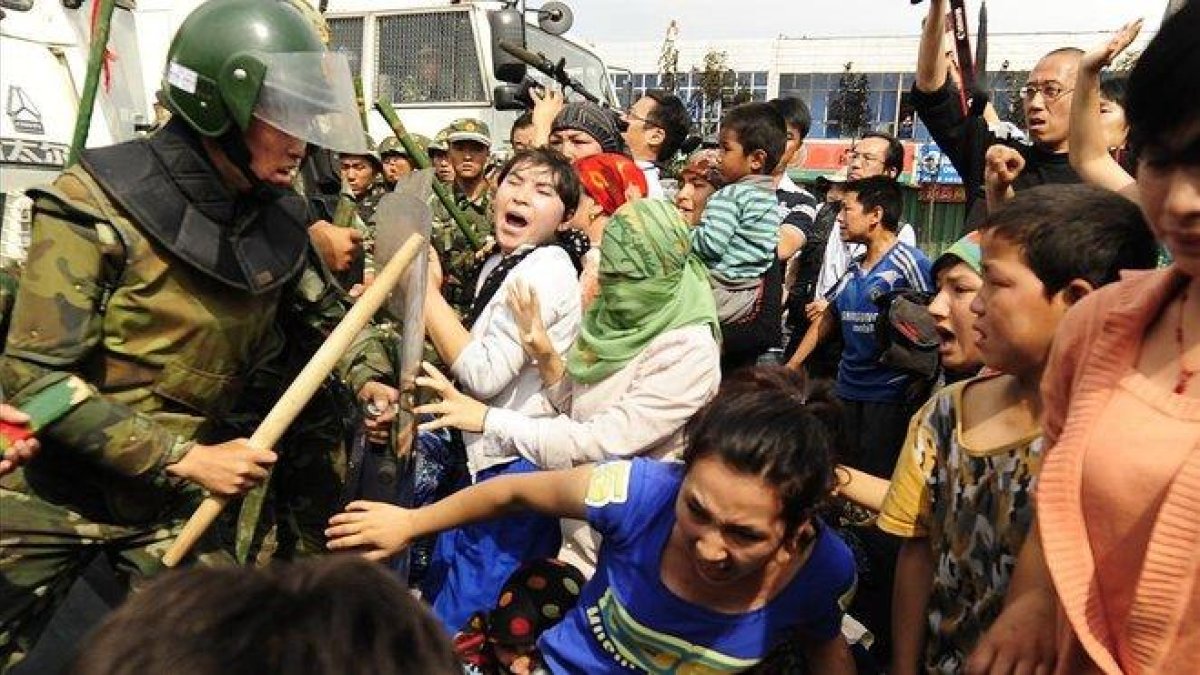 Represión de la policía china a una manifestación de mujeres uigures, en julio del 2009.-PETER PARKS (AFP)