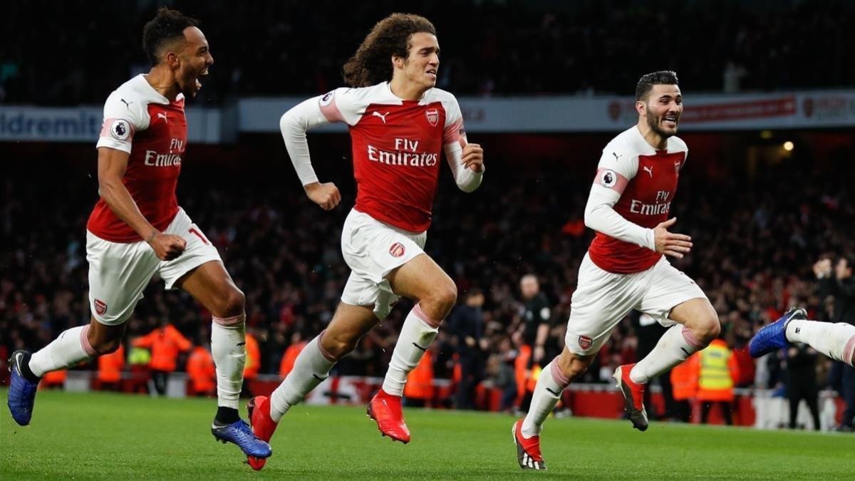 Aubameyang, Guendouzi y Papastathopoulos corren tras Lacazette, que marcó dos goles a Loris.-ADRIAN SMITH