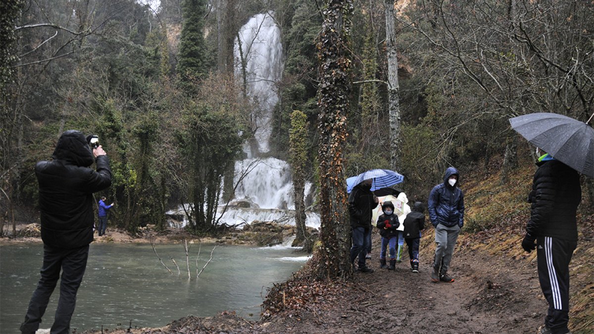 La cascada de La Toba cae con mucha fuerza. VALENTÍN GUISANDE