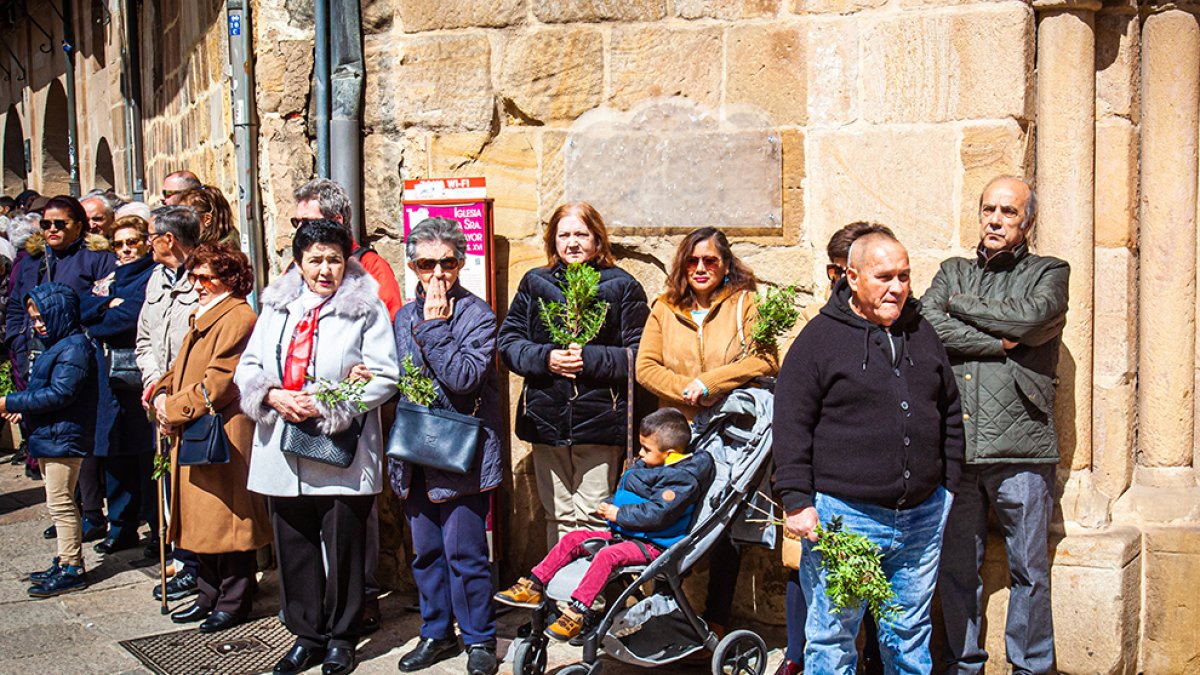 El buen tiempo está permitiendo disfrutar de las procesiones en Soria, aunque sin dejar en casa la 'chaquetilla'. MARIO TEJEDOR