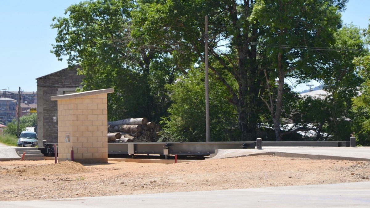 Lugar en que se está construyendo la báscula municipal.-R.F.