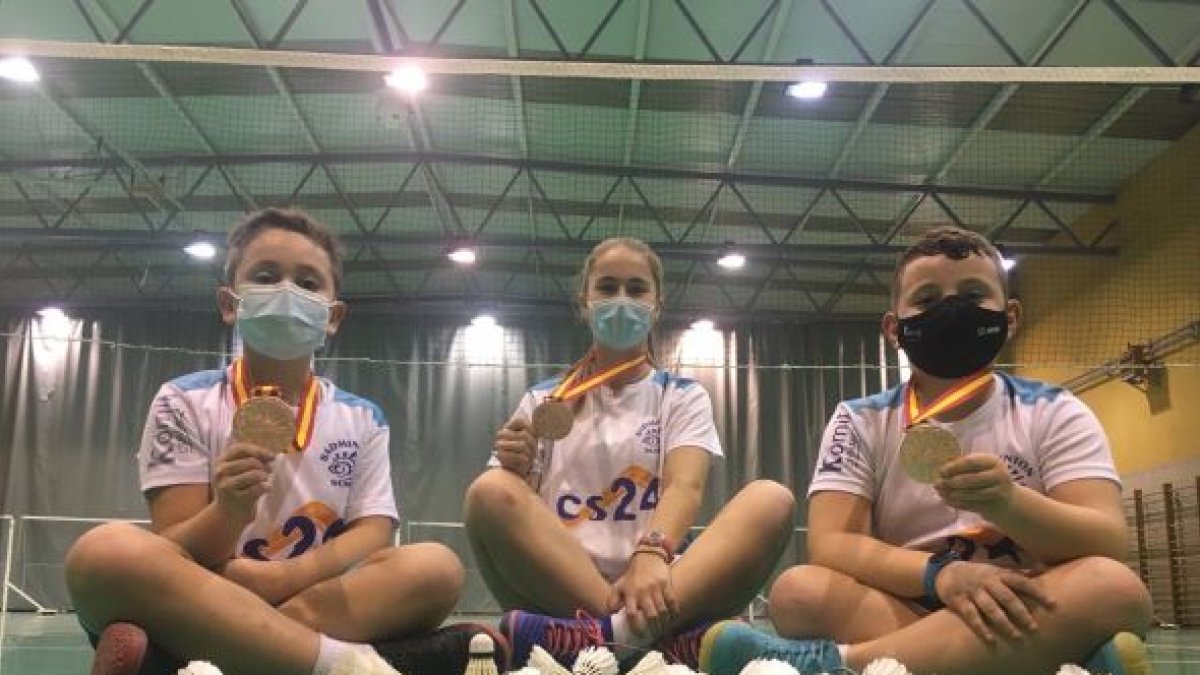 Aarón Barrera, Daniela Corchón e Iker González con sus medallas de bronce logradas en el Nacional. HDS