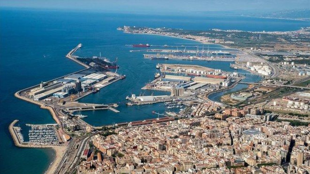 Vista aérea del Puerto de Tarragona.-
