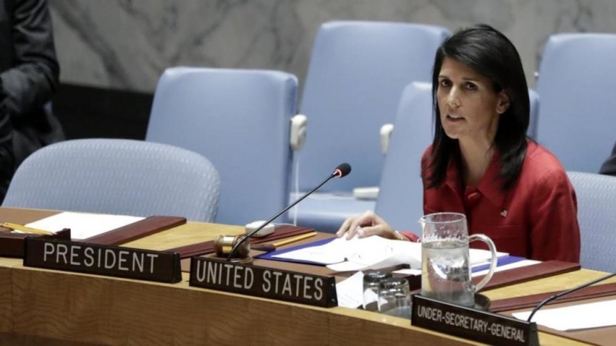 La embajadora de Estados Unidos ante la ONU, Nikki Haley, interviene en una reunión del Consejo de Seguridad, en Nueva York.-EFE