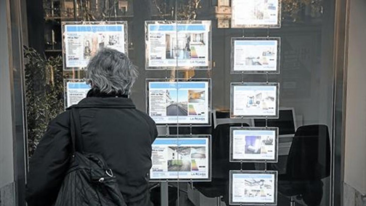 HIPOTECAS El Euríbor a 12 meses cumple un año en negativo Algunas entidades prevén que cerrará el 2017 en el 0,05% COMENTARIOS0 El Euríbor a 12 meses cumple un año en negativo JOAN CORTADELLAS Una mujer consulta anuncios de pisos en una inmobiliaria-