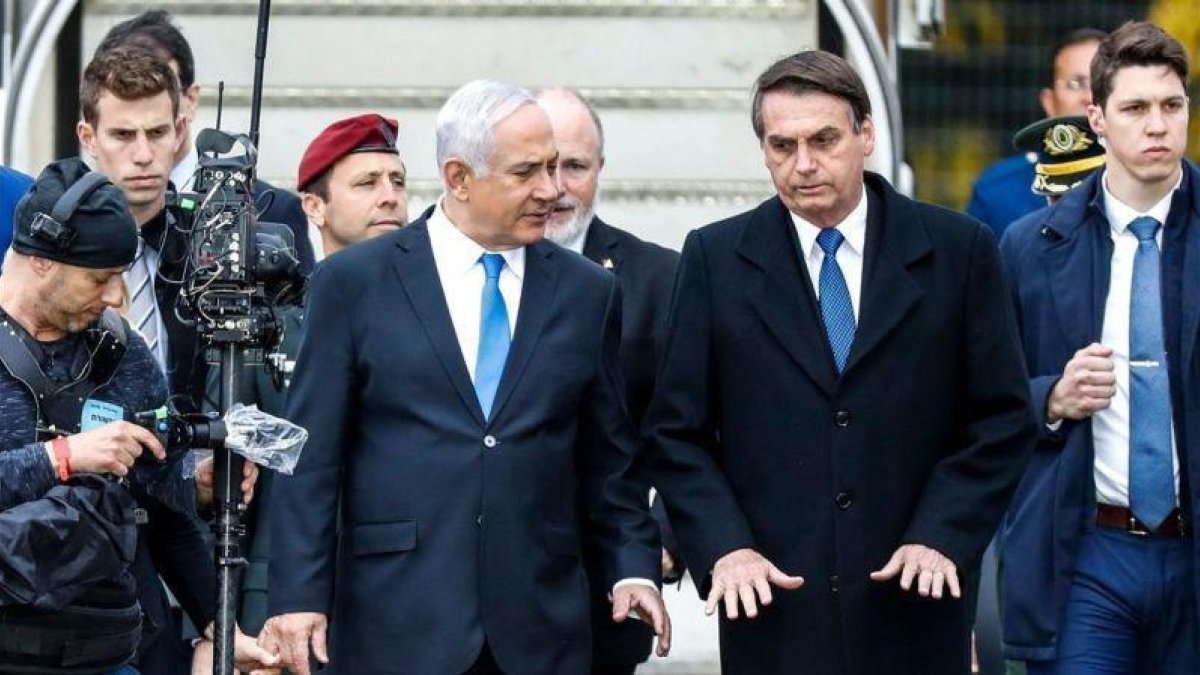 El primer ministro israelí Binyamin Netanyahu recibe a su homólogo brasileño, Jair Bolsonaro, en el aeropuerto de Tel Aviv.-JACK GUEZ (AFP)