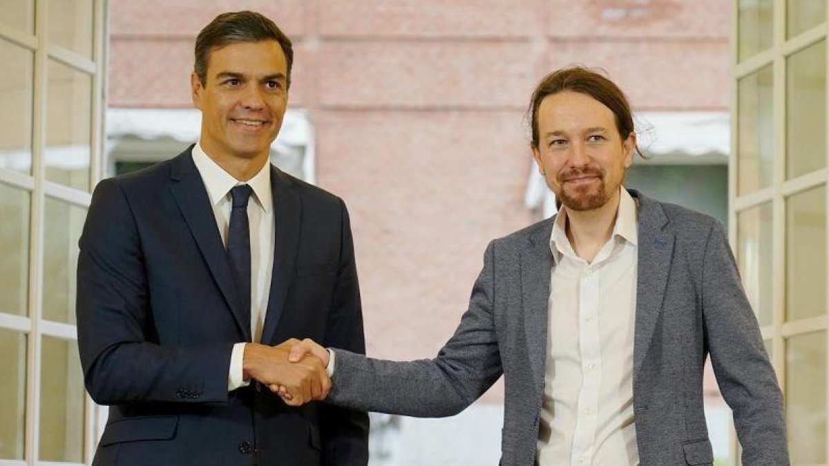 Pedro Sánchez y Pablo Iglesias formalizan el acuerdo sobre los Presupuestos del 2019, este jueves en la Moncloa.-JOSE LUIS ROCA