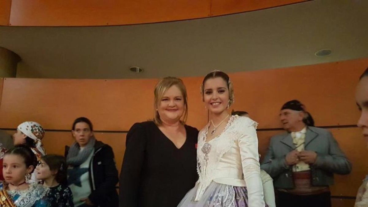 Carmen de Rosa (izquierda), junto a la fallera mayor de la Falla Plaça del Mercat Central de València, en una imagen publicada por la entidad en Facebook.-Falla del Mercat Central de Valencia