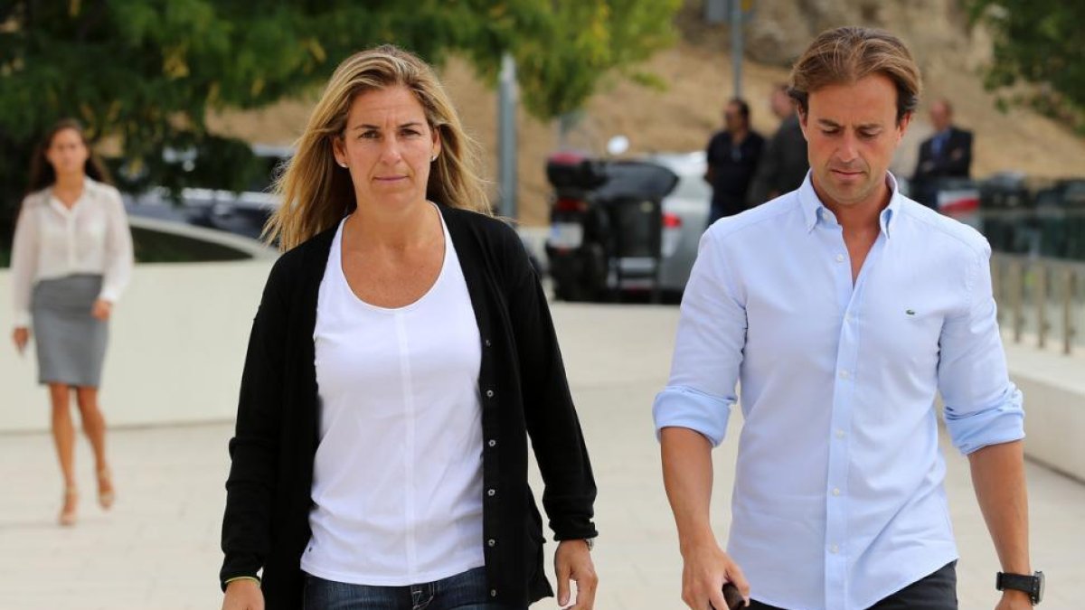 Arantxa Sánchez Vicario y su marido Josep Santacana, en agosto del 2013.-RICARD CUGAT