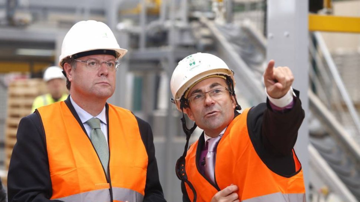 El consejero de Fomento y Medio Ambiente, Antonio Silván, visita la fábrica de pellets del Grupo Coterram Generación en la localidad leonesa de Benamariel. Junto a él, uno de los socios de la empresa, Pablo Barrientos-Ical