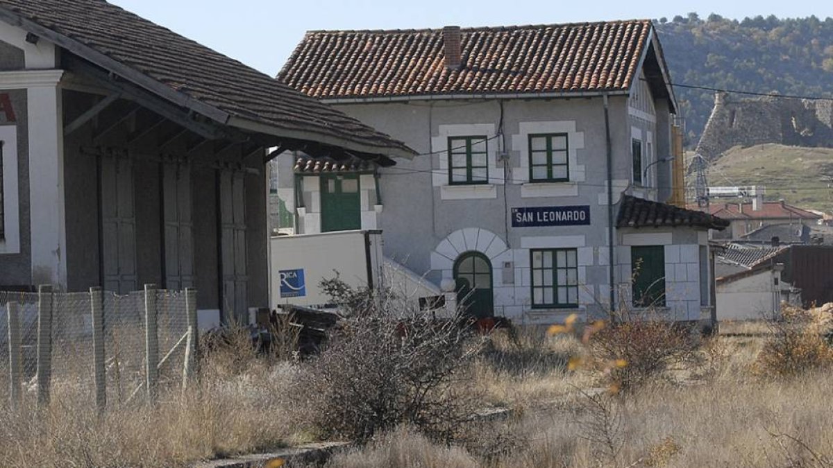 Estación y vía en desuso de la Santander Mediterráneo-V. G.