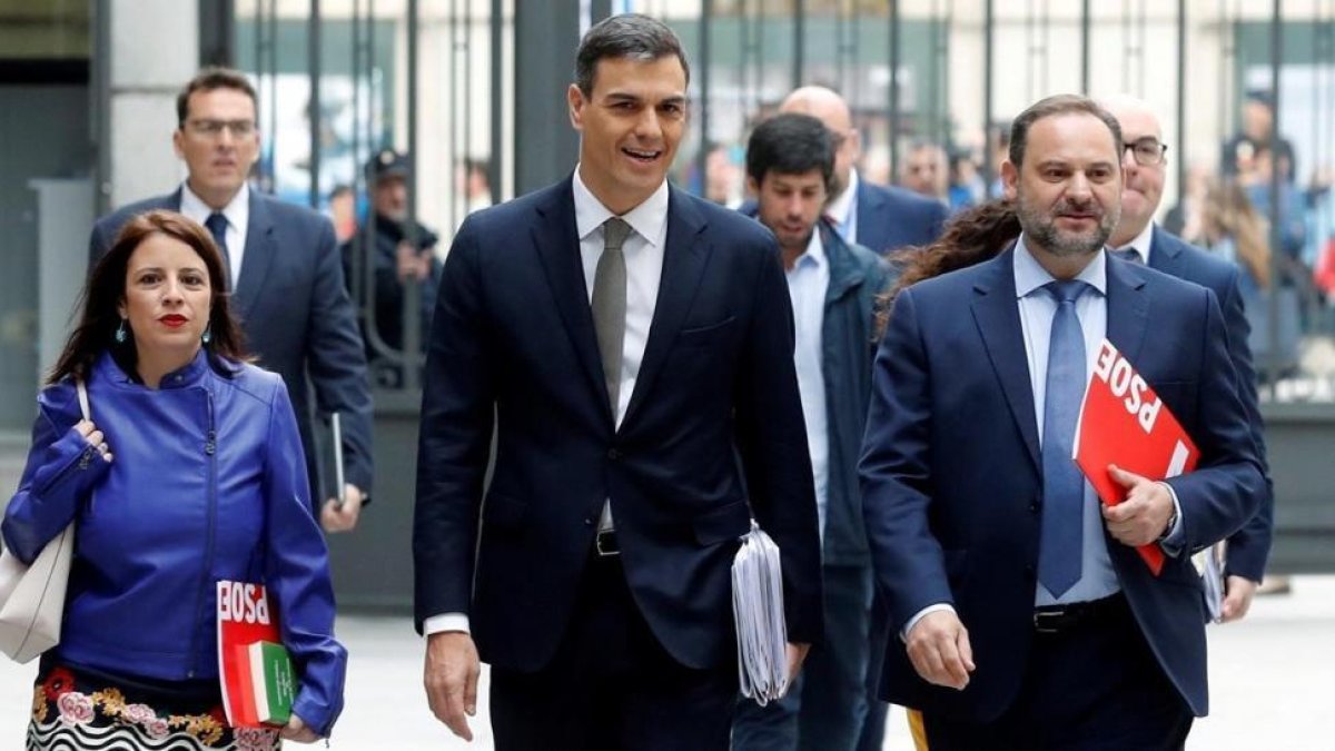 El Secretario General del PSOE, Pedro Sánchez, acompañado por miembros del grupo socialista a su llegada al Congreso. El Secretario General del PSOE, Pedro Sánchez, acompañado por miembros del grupo socialista a su llegada al Congreso-JUAN CARLOS HIDALGO (EFE)