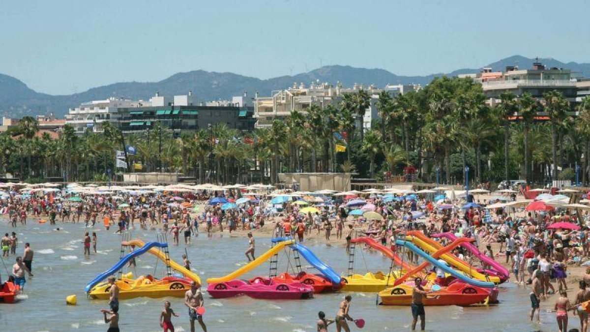 La playa de Levante de Salou.-JAUME SELLART (EFE)