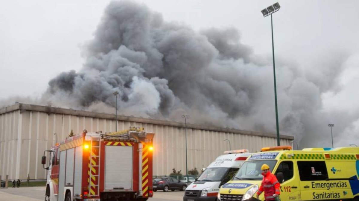 Incendio en la fábrica de Campofrio en Burgos-Ricardo Ordóñez / ICAL