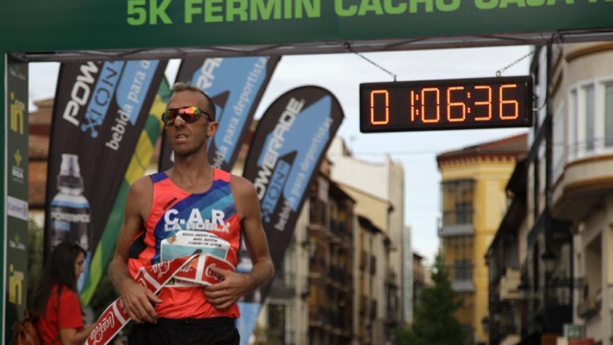 El leonés Sergio Sánchez en el momento de cruzar la línea de meta como campeón de la Media Maratón Abel Antón Ciudad de Soria.-Diego Mayor