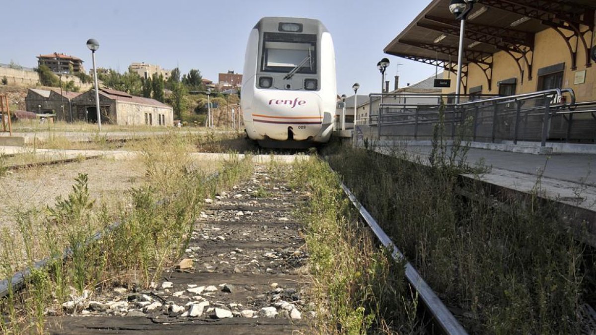 El estado del tren denota dejadez.-Valentín Guisande