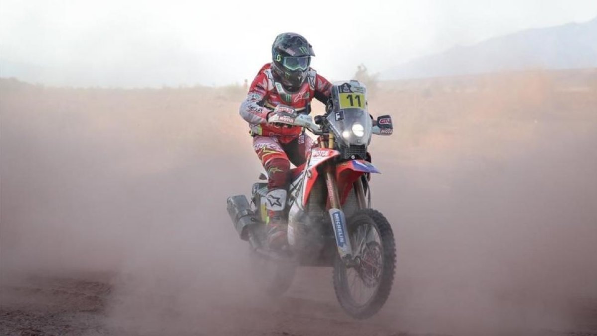 Barreda conduce su Honda por una zona de tierra durante la jornada-NICOLÁS AGUILERA / EFE