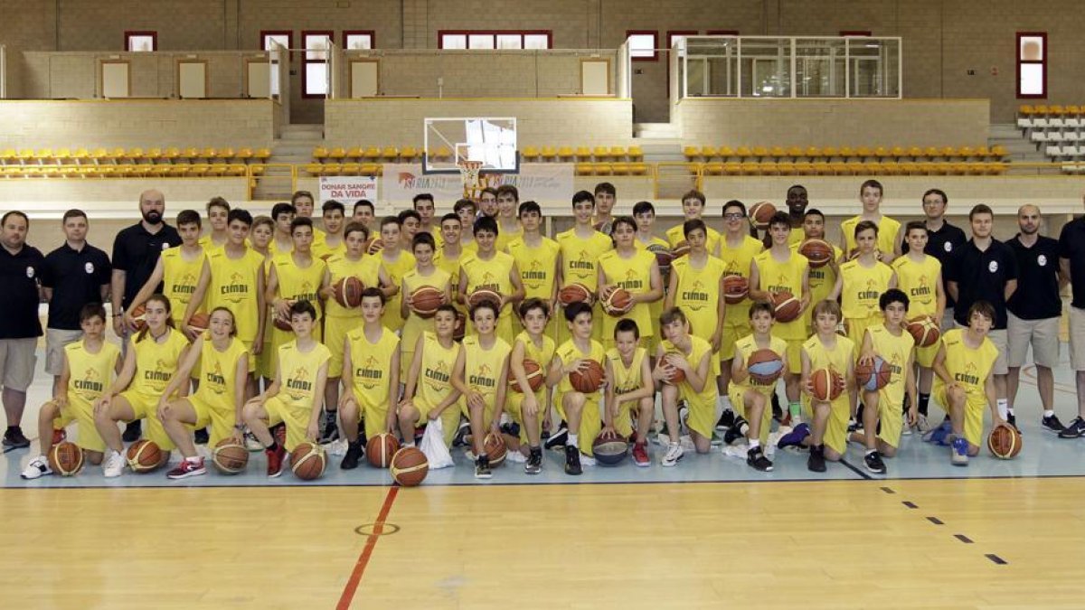 El campus Cimbi de baloncesto se clausuraba el pasado sábado con más de medio centenar de chavales.-Luis Ángel Tejedor