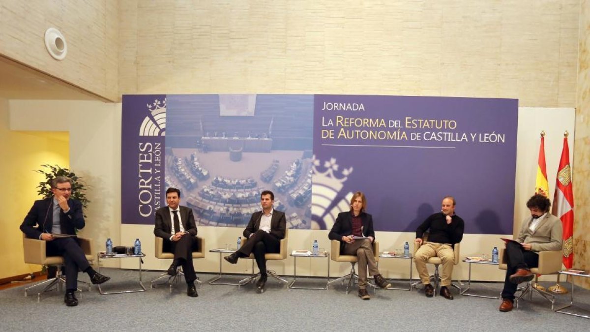 Mesa redonda sobre 'La reforma estatutaria en la IX Legislatura y las propuestas de regeneración democrática'.-Leticia Pérez / ICAL