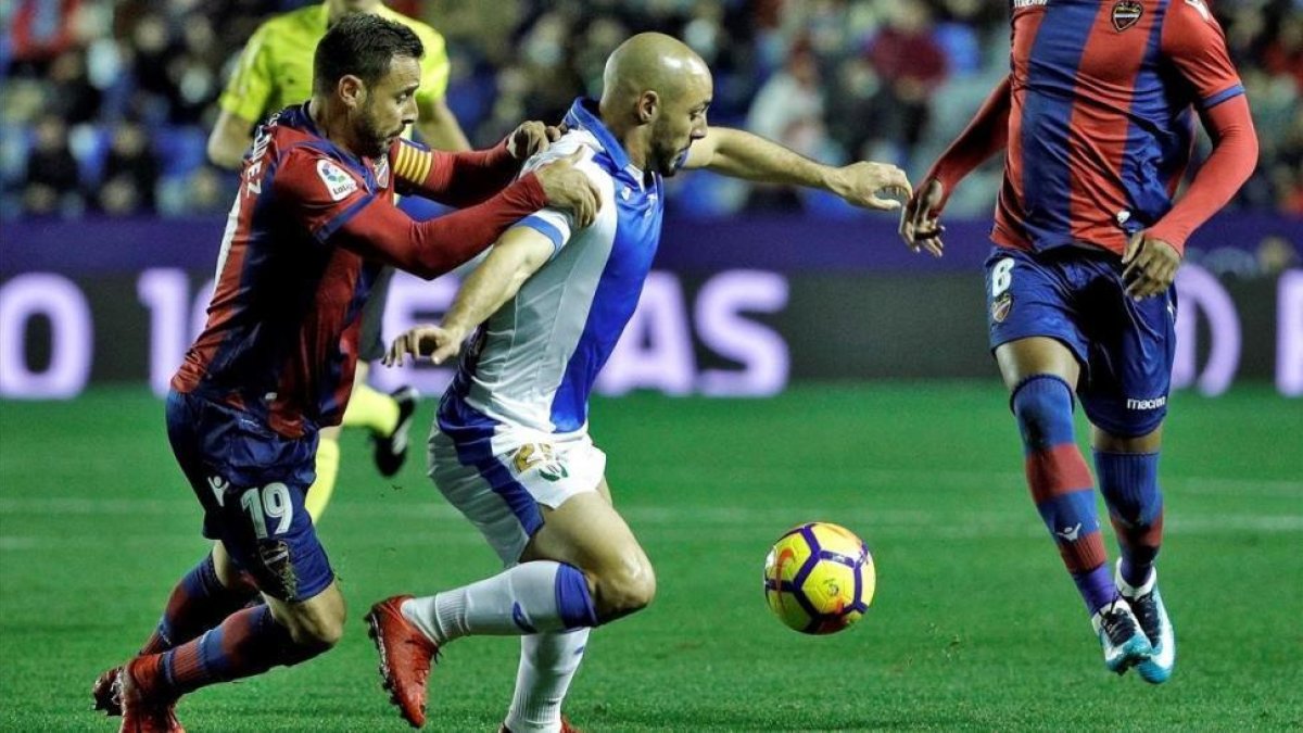 El delantero del CD Leganes Nordin Amrabat intenta llevarse el balon ante los jugadores del Levante UD-MANUEL BRUQUE