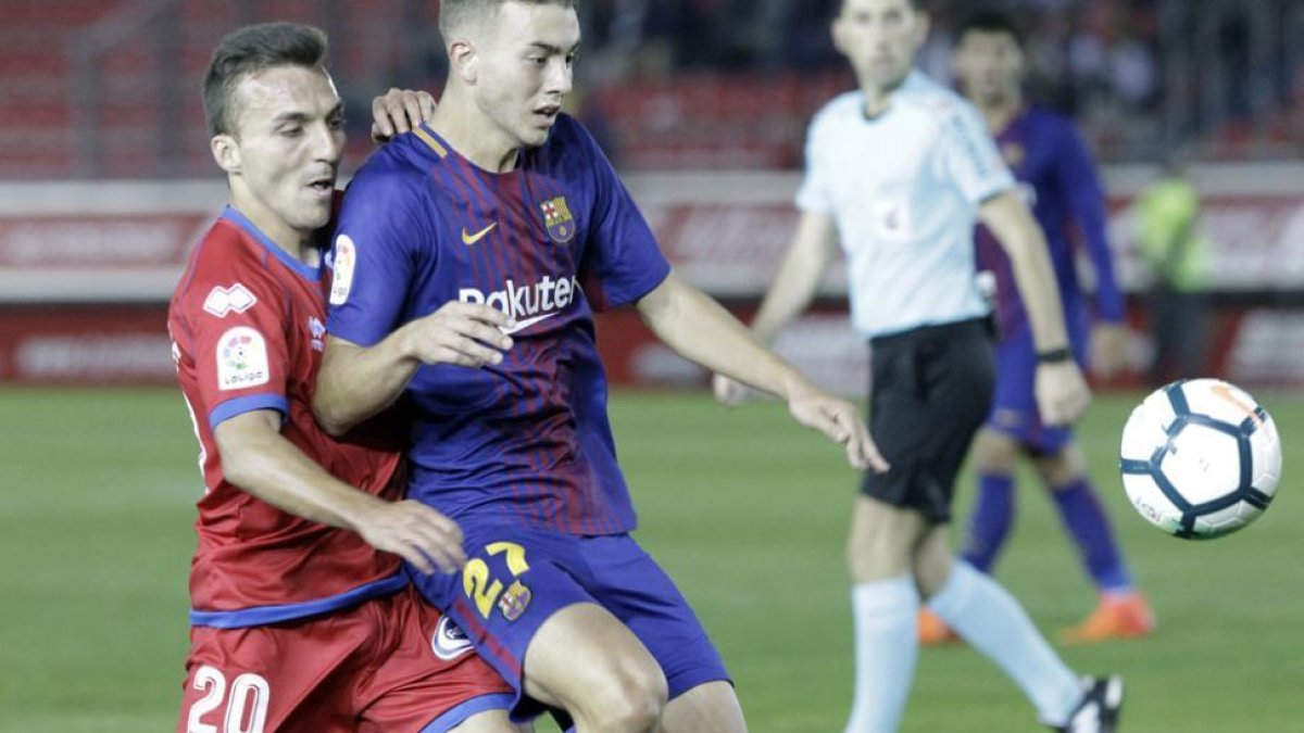 Pablo Valcarce pugna con un jugador del Barcelona B en el partido de la primera vuelta.-LUIS ÁNGEL TEJEDOR