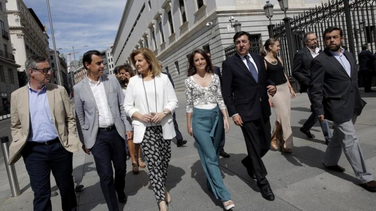 Los negociadores de Ciudadanos y el PP, que se dirigen al minuto de silencio por las víctimas del terremoto de Italia.-JOSÉ LUIS ROCA