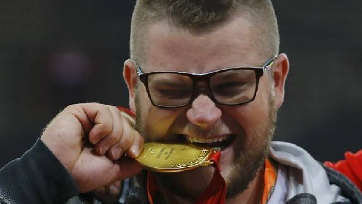 El atleta polaco Pawel Fajdek con la medalla de oro tras su victoria en la disciplina de lanzamiento de martillo en los Mundiales de Atletismo de Pekín 2015, el pasado 22 de agosto.-DAMIR SAGOLJ/REUTERS