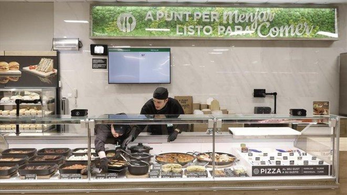 Vitrina de raciones ’Listo para comer’ en el Mercadona de Aribau, 240.-FERRAN NADEU