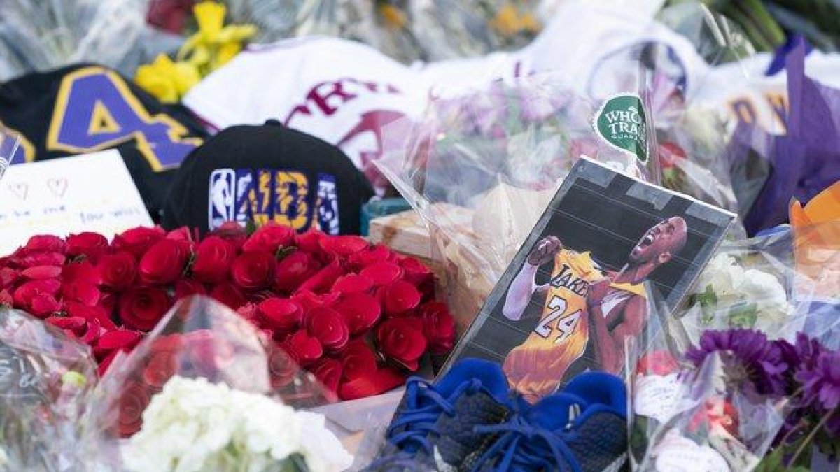 Flores, camisetas y otros recuerdos, en homenaje a Bryant a la entrada del gimnasio que lleva su nombre en la ciudad de Wynnwood, a las afueras de Filadelfia, la ciudad natal del jugador fallecido.-AP / CHRIS SZAGOLA