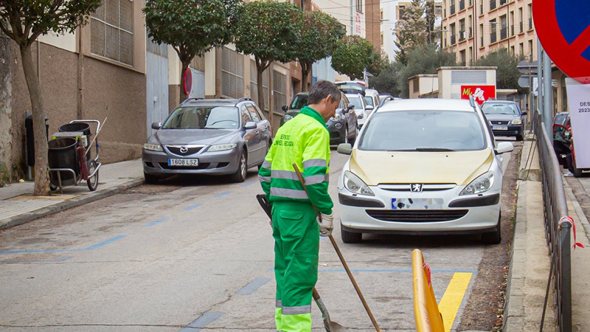 Un barrendero limpiando la calle. MARIO TEJEDOR
