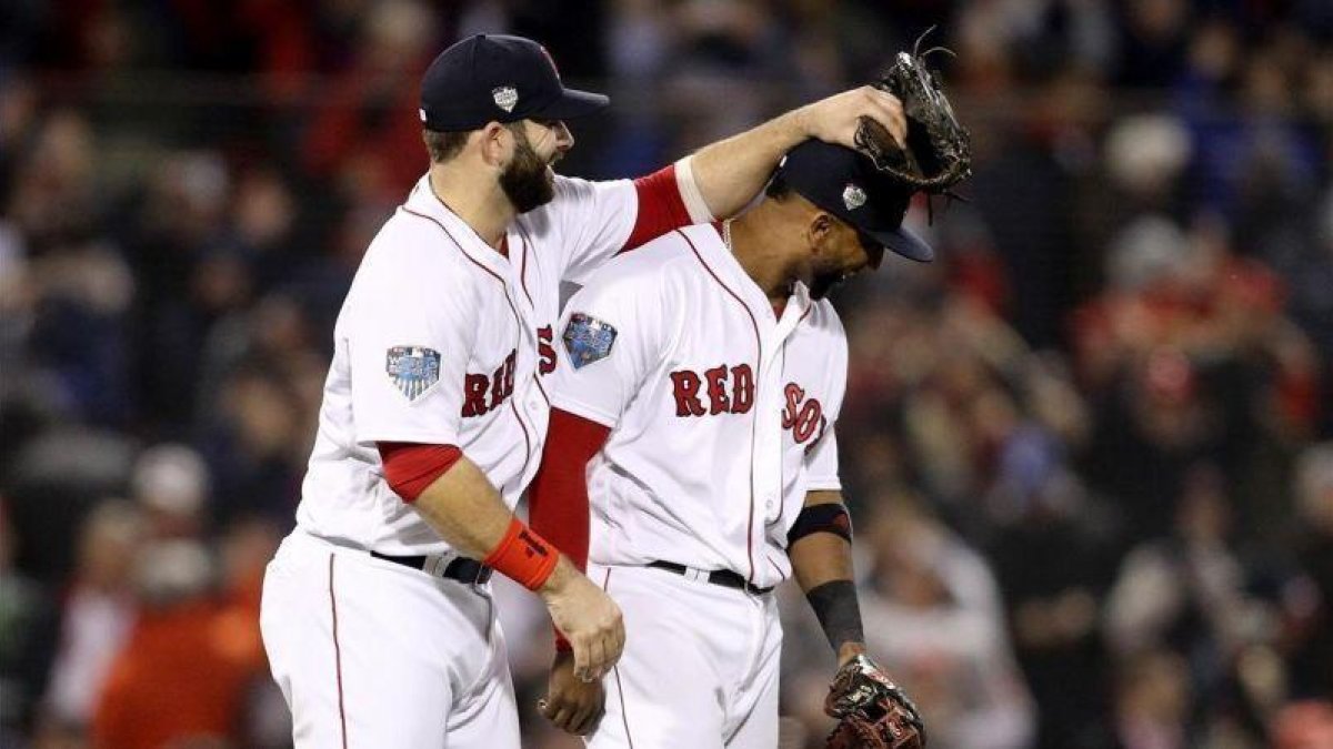 Moreland felicita a Núñez tras su gran partido.-EL PERIÓDICO