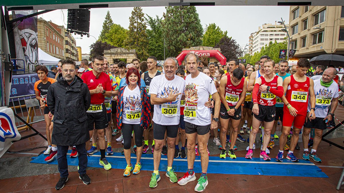 Instantes antes de la salida del 5K con Fermín Cacho y Abel Antón como protagonistas. MARIO TEJEDOR