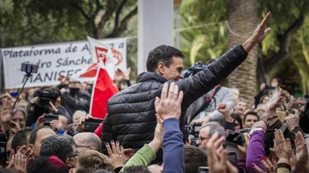 Pedro Sánchez en el inicio de su gira en Xirivella (Valencia).-MIGUEL LORENZO