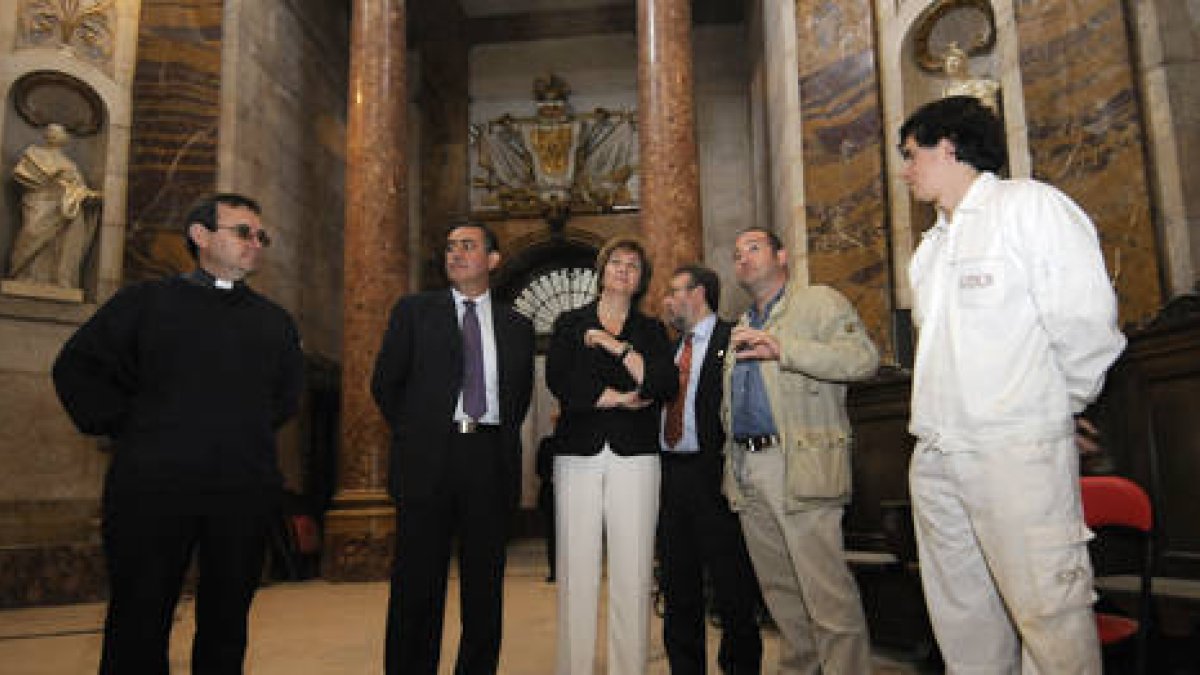 Ruiz y el resto de autoridades durante la visita. / ÚRSULA SIERRA-