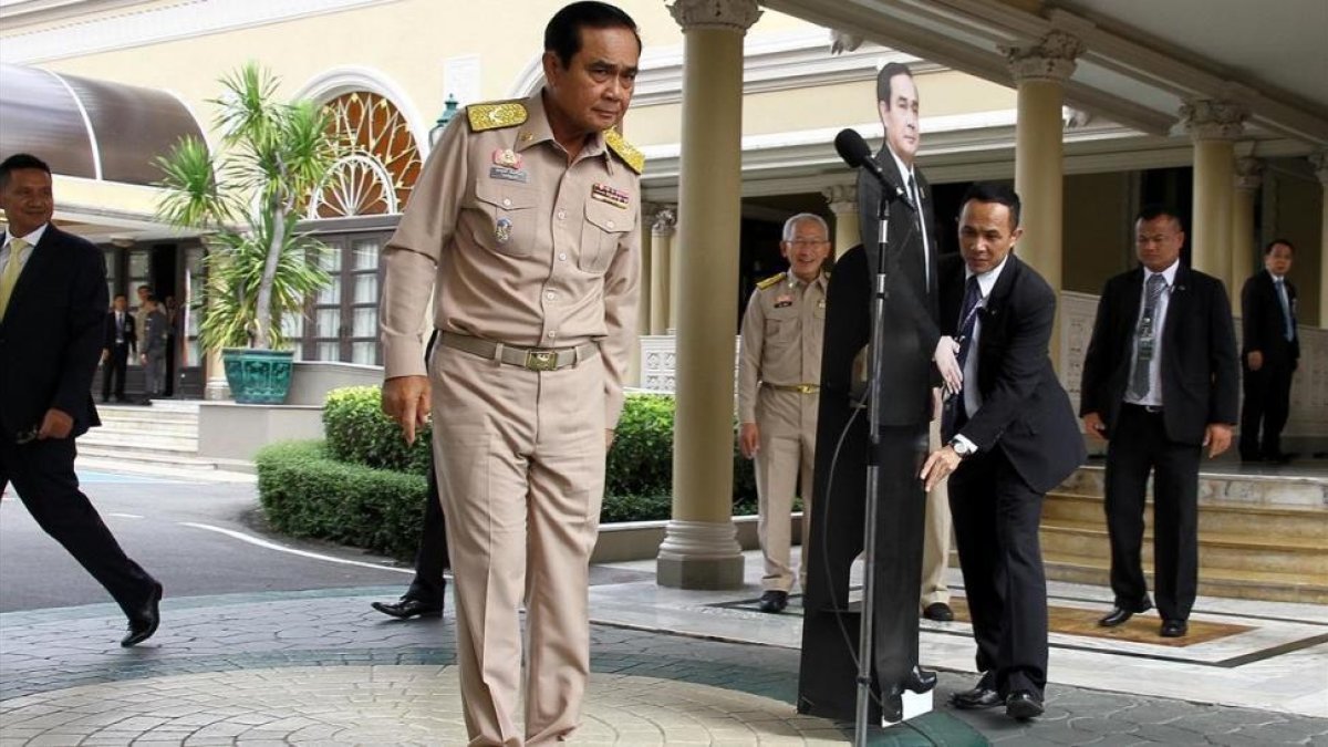 El general Prayuth se despide de la prensa y deja a su doble de cartón, en Bangkok.-REUTERS