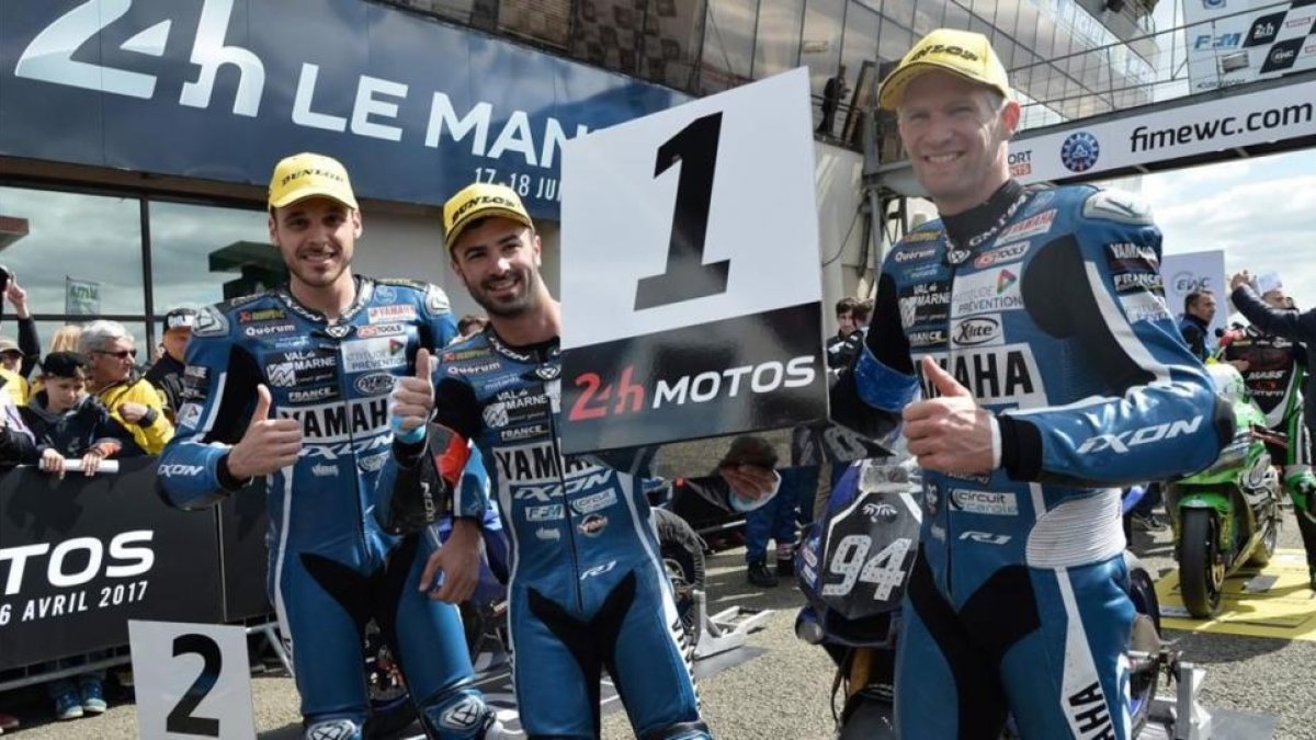 David Checa (derecha) celebra el triunfo en las 24 horas de Le Mans junto a sus compañeros de Yamaha, Niccolo Canepa (izquierda) y Mike di Meglio.-JEAN-FRANCOIS MONIER