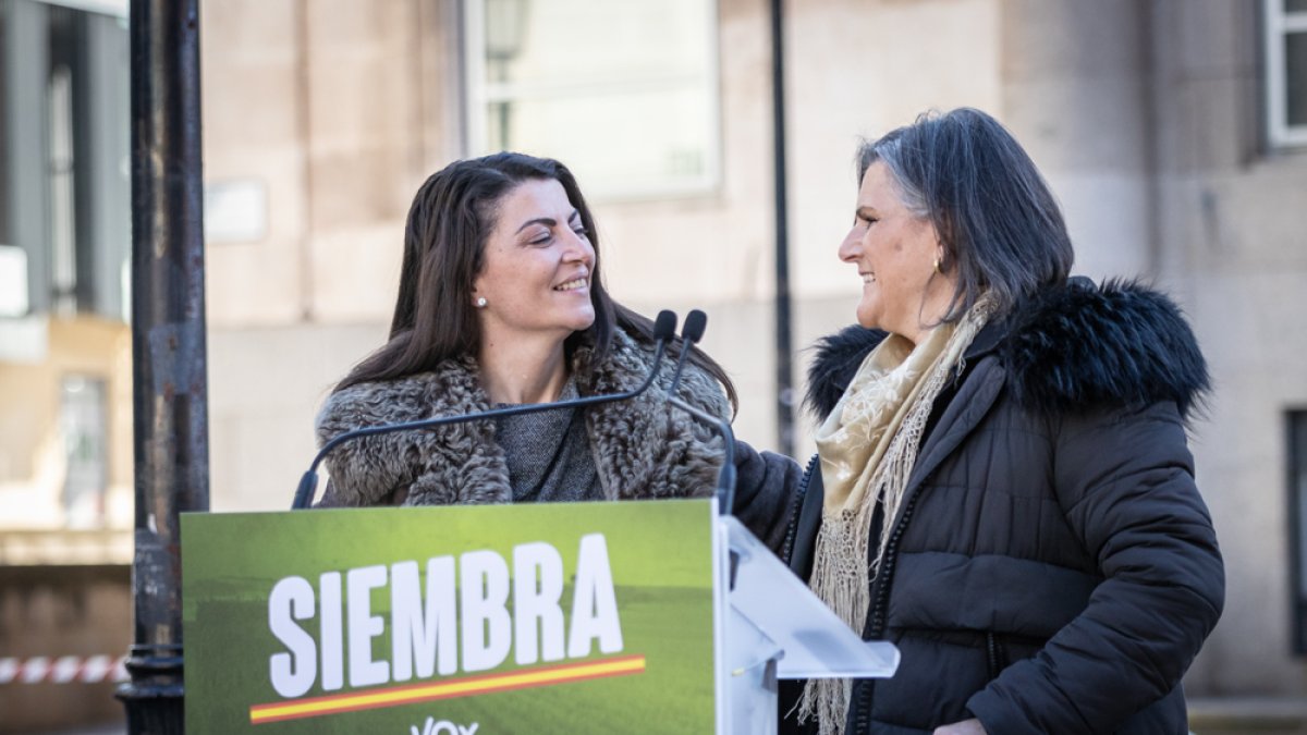 Macarena Olona en el atril junto a la candidata de Vox por Soria para las autonómicas, Carmen Romero. G. MONTESEGURO