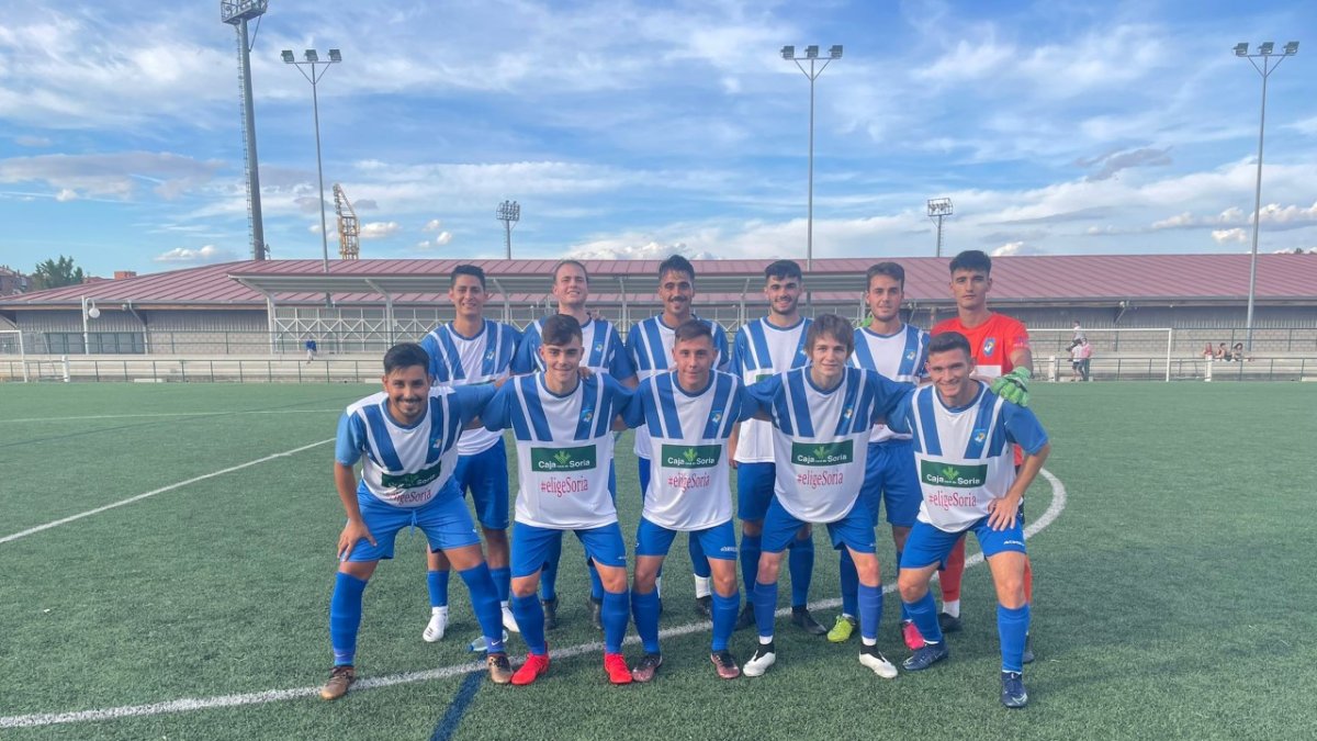 Unai Lukin, el primero por la derecha agachado en una de las alineaciones del Calasanz de esta temporada. HDS