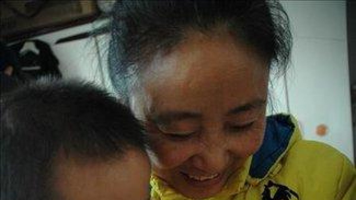 Un niño da el biberón a otro en Wu, China.-EFE EPA / HAO QY CHINA OUT