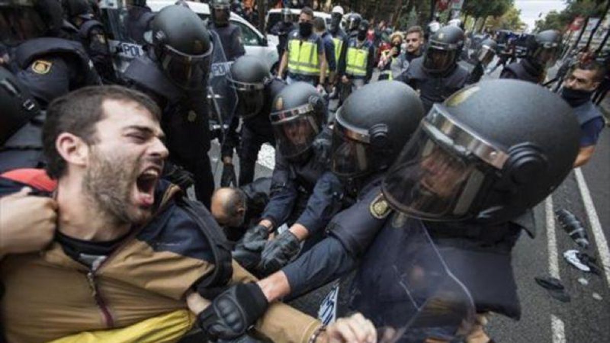 Cargas policiales durante la jornada del 1-O.-JORDI COTRINA