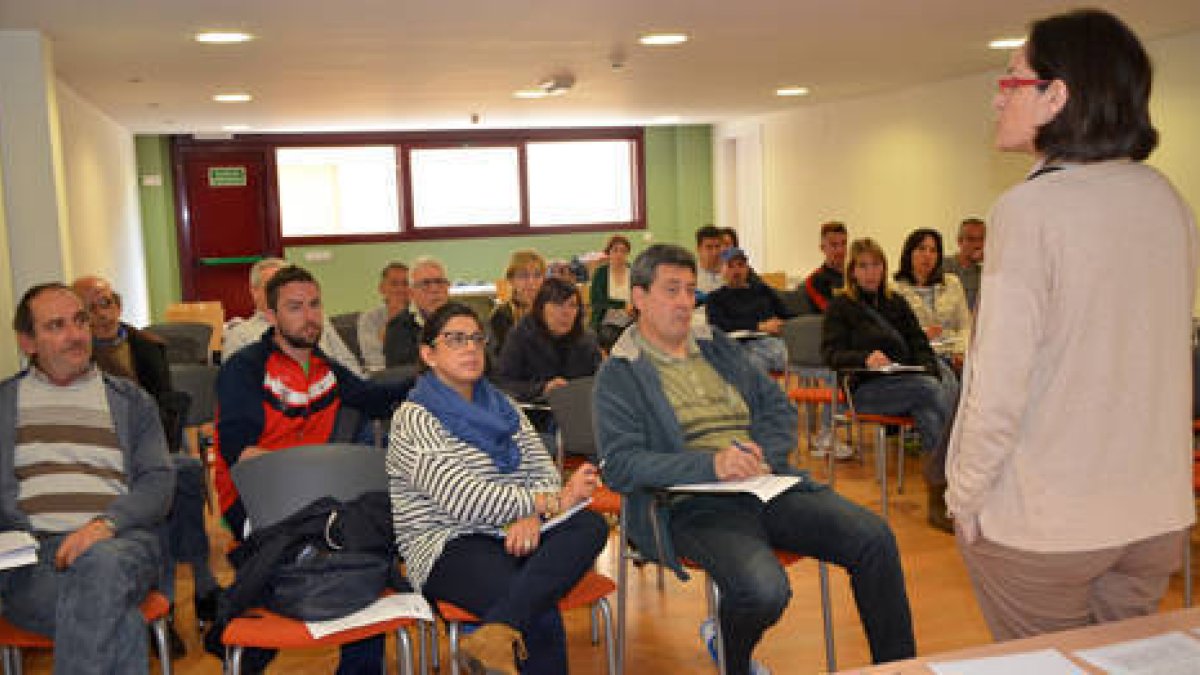Asistentes a la primera reunión de Anclaje con los extrabajadores. / RAQUEL FERNÁNDEZ-