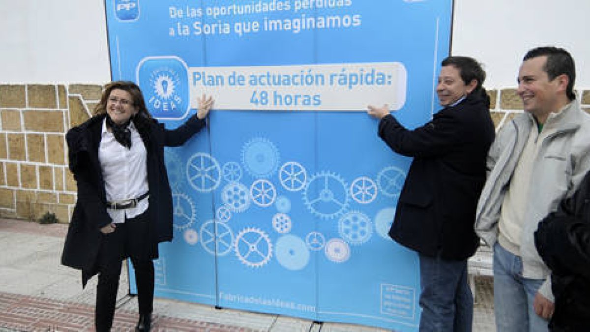La candidata a la alcaldía, María del Mar Angulo, junto a su número dos, Adolfo Sainz, en la presentación del Plan de Actuación rápida. / ÚRSULA SIERRA-