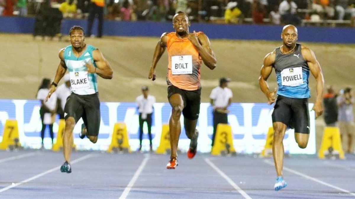 Bolt, flanqueado por Blake (izquierda) y Powell en la la prueba de Kingston.-GILBERT BELLAMY / REUTERS