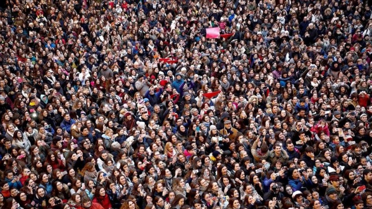 Espectacular imagen de la plaza del Ayuntamiento de Pamplona para recibir a Amaia, ganadora del concurso de TVE Operación Triunfo.-/ VILLAR LOPEZ