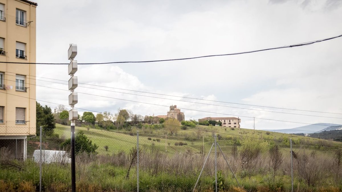 Solares tras los derribos de Hospicio, con el Mirón al fondo. GONZALO MONTESEGURO