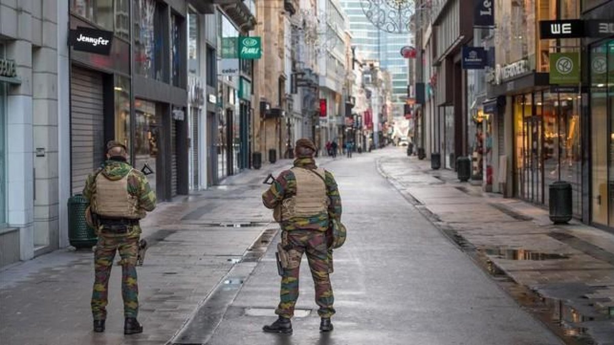 Dos soldados patrullan por la Rue Neuve, la calle comercial más concurrida de Bruselas, el 21 de noviembre.-EFE