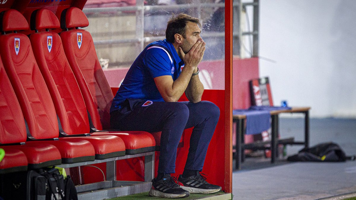 Iñaki Bea en el descanso del partido ante el Sporting. MARIO TEJEDOR